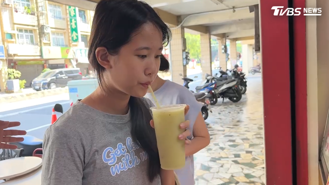 顧客努力喝到老闆指定位置後,機器內剩下的果汁才能全部裝進同一個杯子,有顧客笑稱,自己可能隱隱約約多喝了一杯(圖/TVBS)