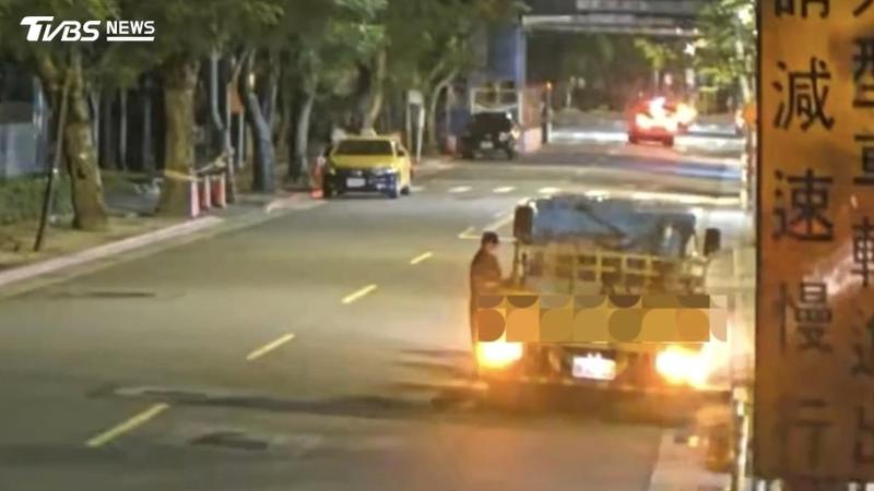 監視器拍下,季女企圖偷工程車內的財物。(圖/TVBS)