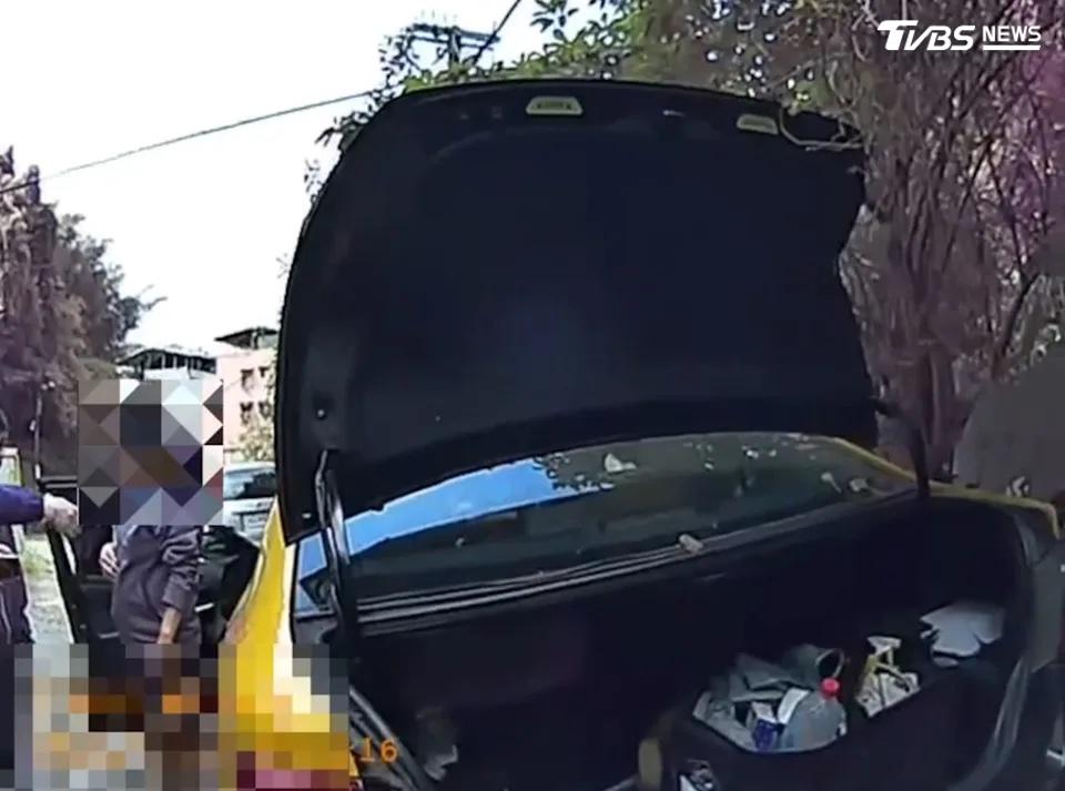 警方搜索犯案車輛。（圖／TVBS）