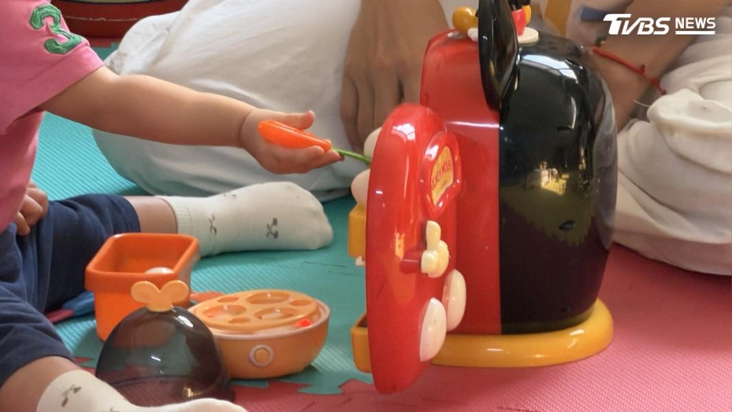 依照法規,2歲以下只能收2人,被社會局認定「超收」,保母坦言自己忙中出錯,而受影響最大的家長(圖/TVBS)
