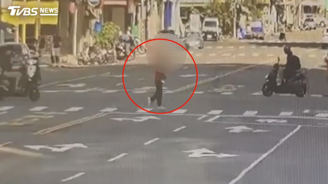 林姓男子拿著水果刀在路上閒晃,引發街頭騷動,目擊民眾紛紛驚呼並報警處理(圖/TVBS)
