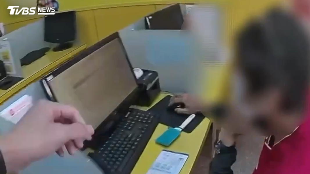 警方到場,發現林男正在彩券行內投注運彩,隨即進入店內將桌上的水果刀收走,並控制這名身穿紅衣黑褲男子的行動,以防意外發生(圖/TVBS)