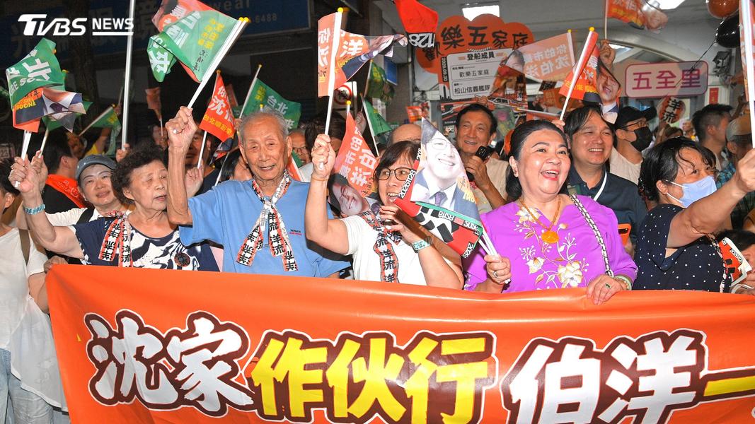 沈伯洋家人也在路邊為沈伯洋的掃街車隊加油。(圖/胡瑞麒攝)