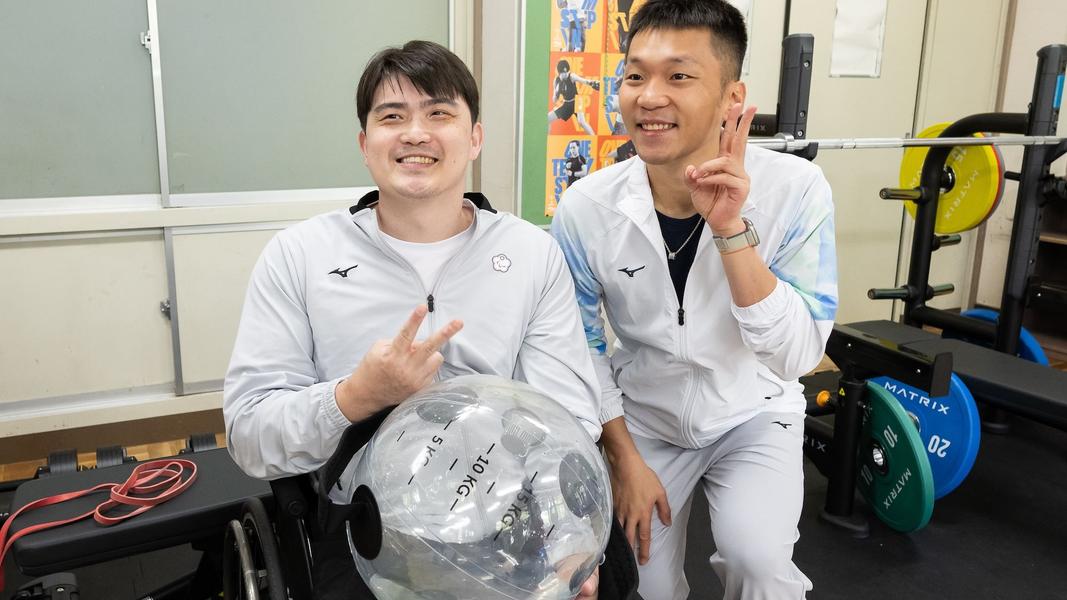 運動部長李洋與羽球選手董曉威合影,關心選手需求及備戰狀況。(圖/翻攝運動部官網)