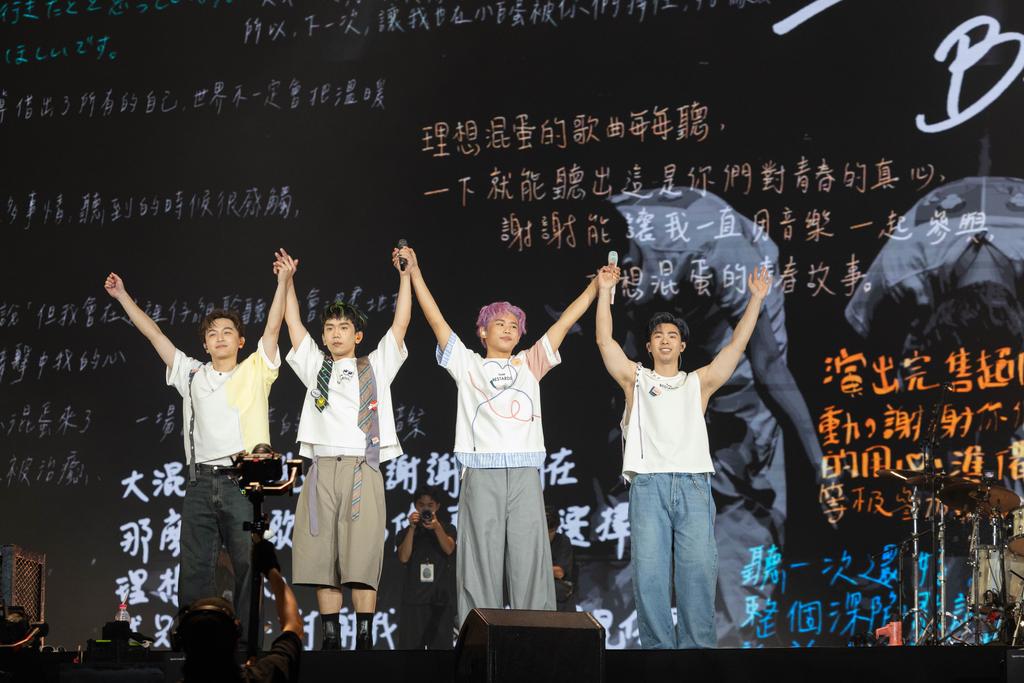 理想混蛋在高雄巨蛋開唱。（圖／何樂音樂提供）