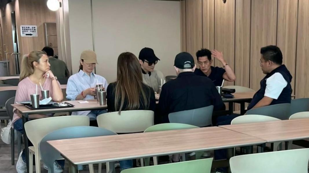郭富城與友人用餐時聊得手舞足蹈,互動熱絡。(圖/翻攝自小紅書)