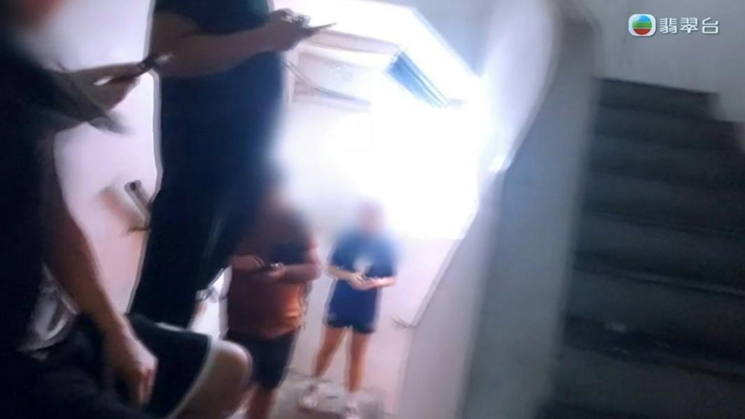 診所外擠滿等候民眾,人潮一路排到樓梯口。(圖/翻攝自《東張西望》)