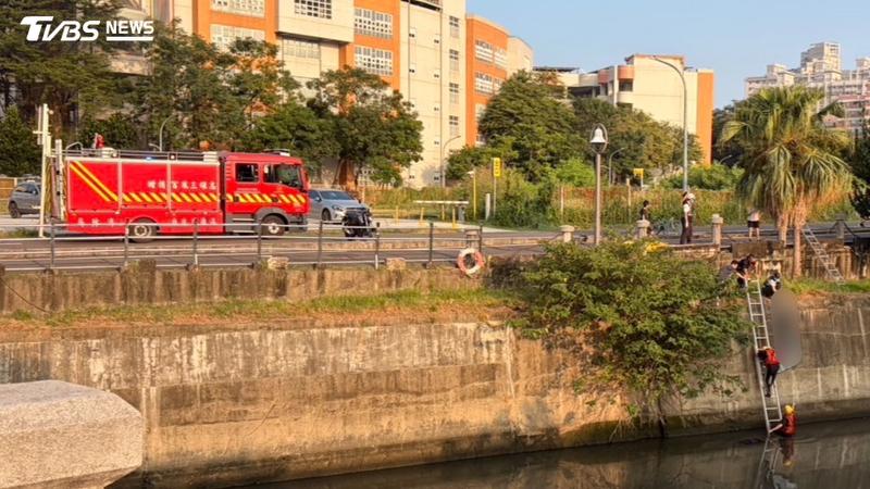警消獲報前往救援,男子被救起時已經明顯死亡了。(圖/TVBS)