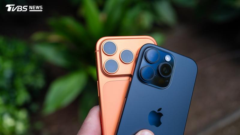 蘋果公司對iPhone在影視作品中的使用規範過於繁瑣,導致有劇組改用三星手機。(圖/Shutterstock達志影像)