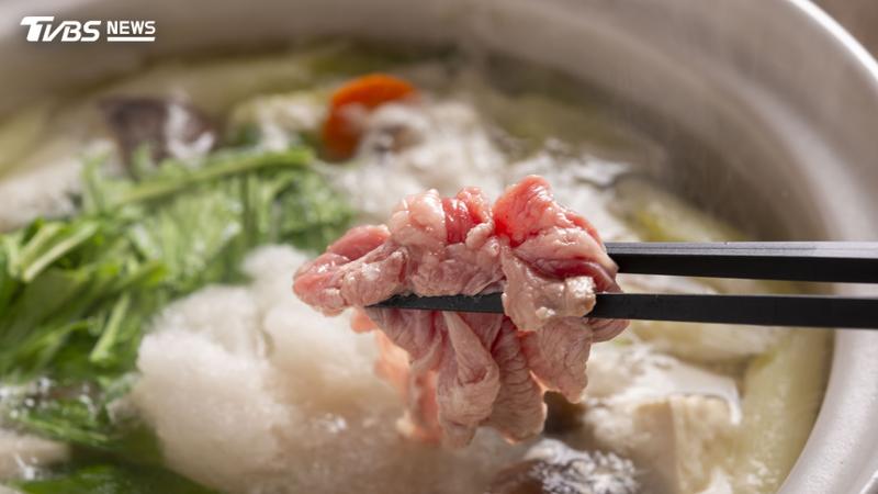 牛肉麵、火鍋、泡麵與羹湯調味用的鹽會完全溶解在水裡。(圖/Shutterstock達志影像)