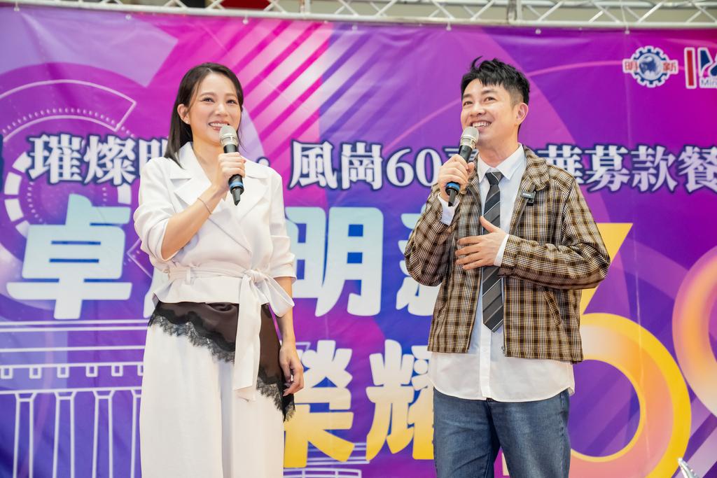 圖三：明新科大傑出校友高宇蓁（左）與三創中心CEO李明川副教授（右），於60週年校慶募款餐會攜手合唱〈在我生命中的每一天〉，以動人歌聲獻上對母校的祝福。