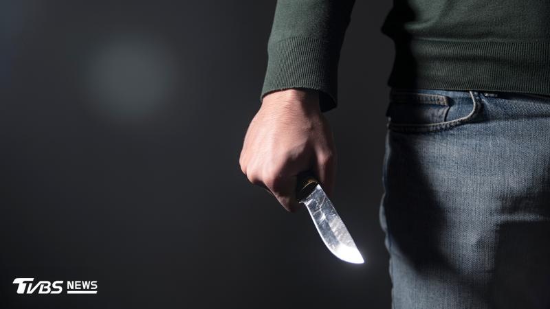 李男因不滿被嘲諷,竟持折疊刀刺中彭男胸口。(圖/Shutterstock達志影像)