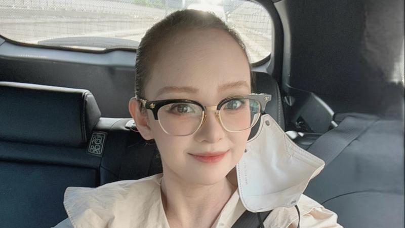 丁小芹PO自拍照。(圖/翻攝自丁小芹IG)