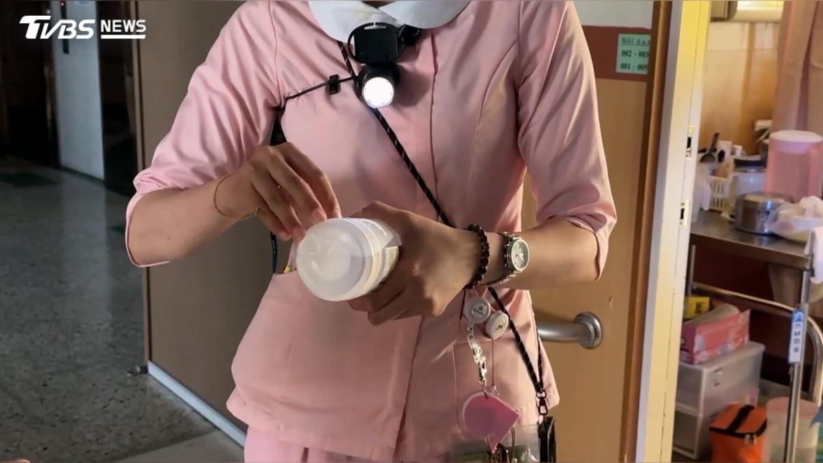 專責醫院黑壓壓 護理師頭燈上陣照護病患