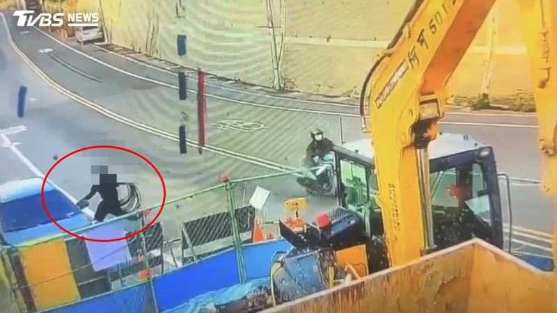 男子駕車逃逸。(圖/TVBS)