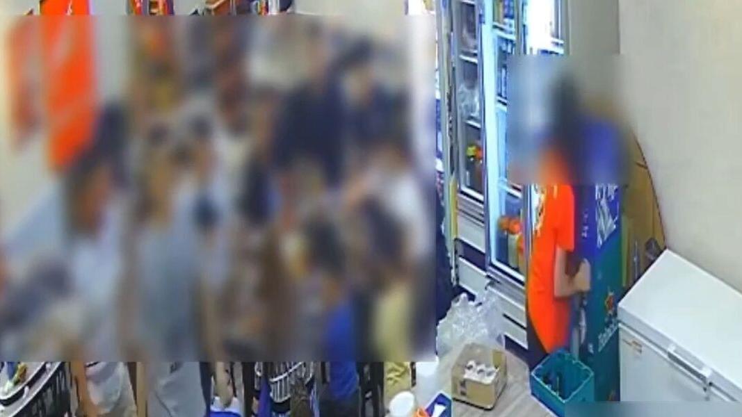 犯嫌於熱炒店與鄰桌起爭執,竟持刀朝2人揮砍洩憤。(圖/翻攝畫面)