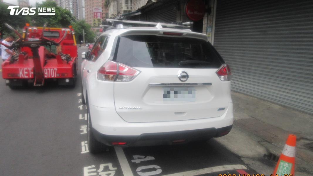 轎車左側前後輪完全沒在停車格內。(圖/TVBS)