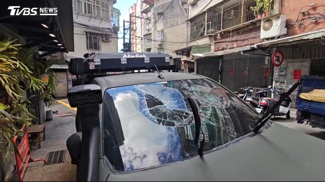 遭踹越野車車窗已破碎。(圖/TVBS)