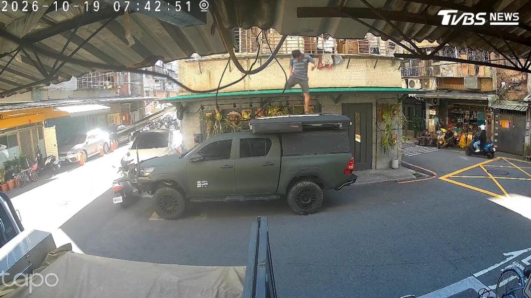 男子從二樓住家往下跳至車頂,失控猛踹猛跳。(圖/TVBS)
