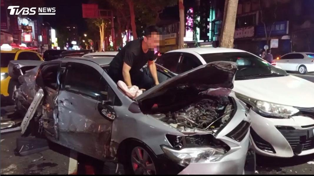 肇事男子連撞8車後,還能活動自如,自己從車內逃出。(圖/TVBS)