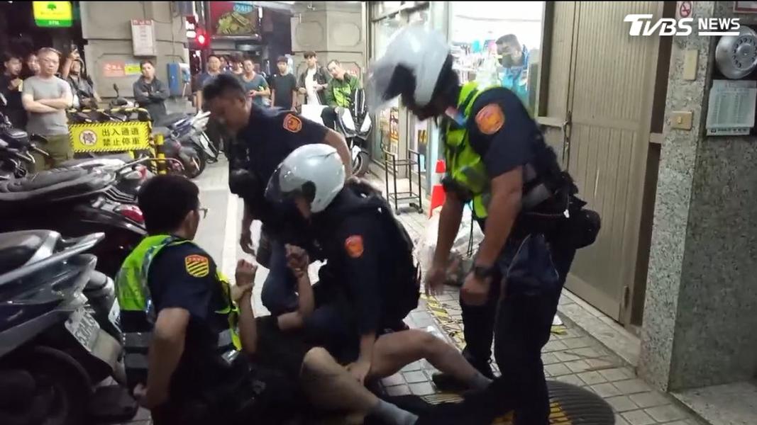 男子襲警遭壓制。(圖/TVBS)
