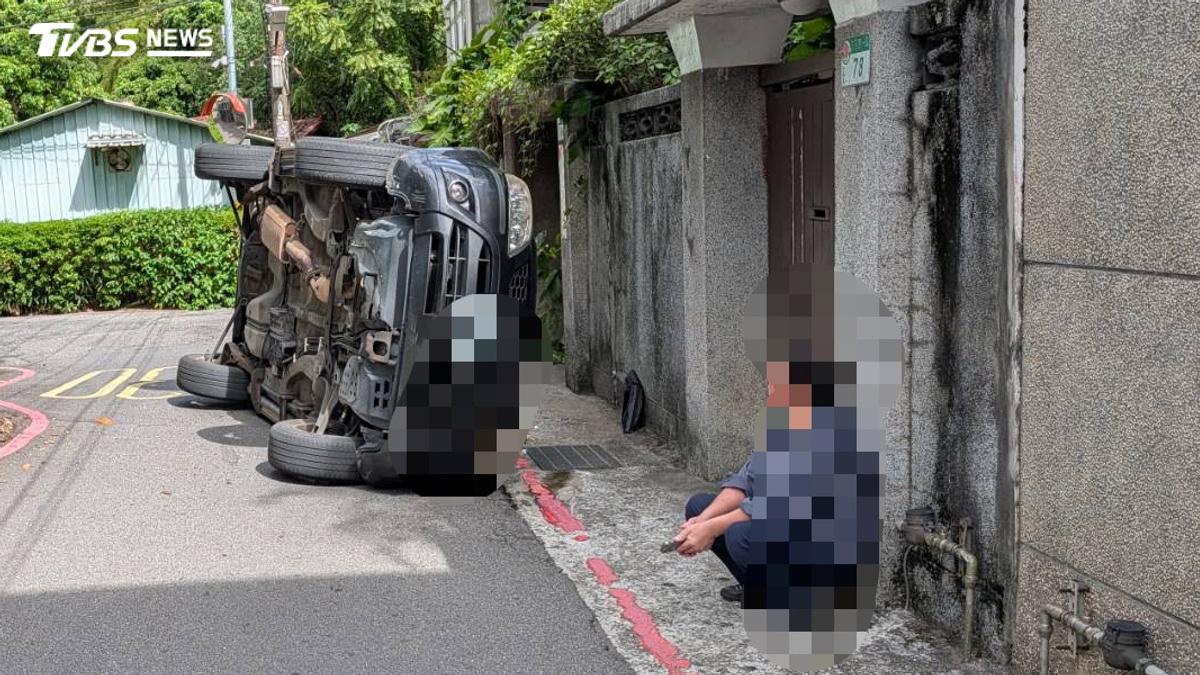 臺灣戲曲中心旁撞樹翻車「橫躺巷道」 駕駛嚇壞呆坐路邊