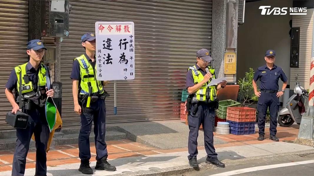 當日活動進行街頭演講時,員警以麥克風大聲宣讀法條,打斷演講進行。(圖/TVBS)