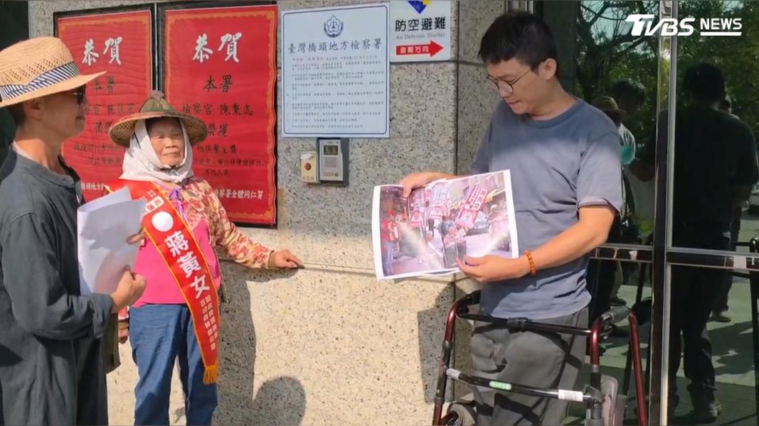 蔣黃女陣營不滿被警方高規格對待,決定到地檢署按鈴提告岡山分局長(圖/TVBS)