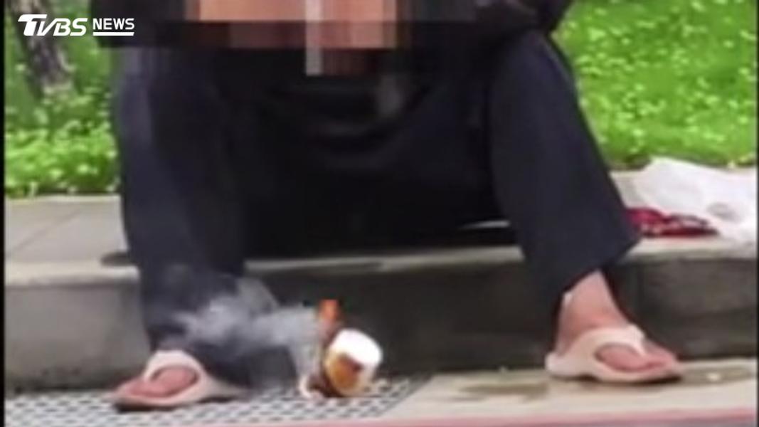 7旬男北大特區旁引火,五天內三度焚火燒雜物,未釀災難構成公共危險。(圖/TVBS)