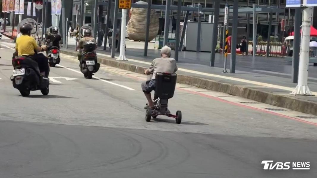 車流相對較大的基隆海洋廣場旁,也多次發生輪椅在馬路上高速行駛的違規行為。(圖/TVBS)