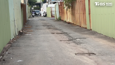 獨家影音/馬路變「洞洞路」! 騎士路過摔斷腿 附近民怨:都沒人管