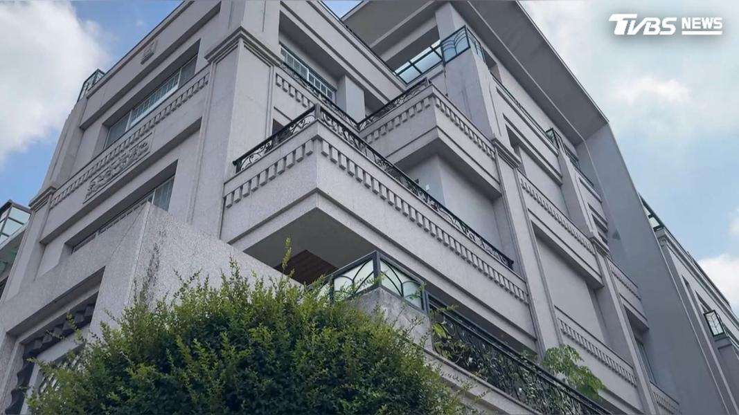 債主透露,台南北區的一處住宅,王國贊先向他借了2000萬元聲稱要周轉,沒想到錢還沒還,王國贊馬上利用二胎手法,向貸款公司設定2400萬元(圖/TVBS)