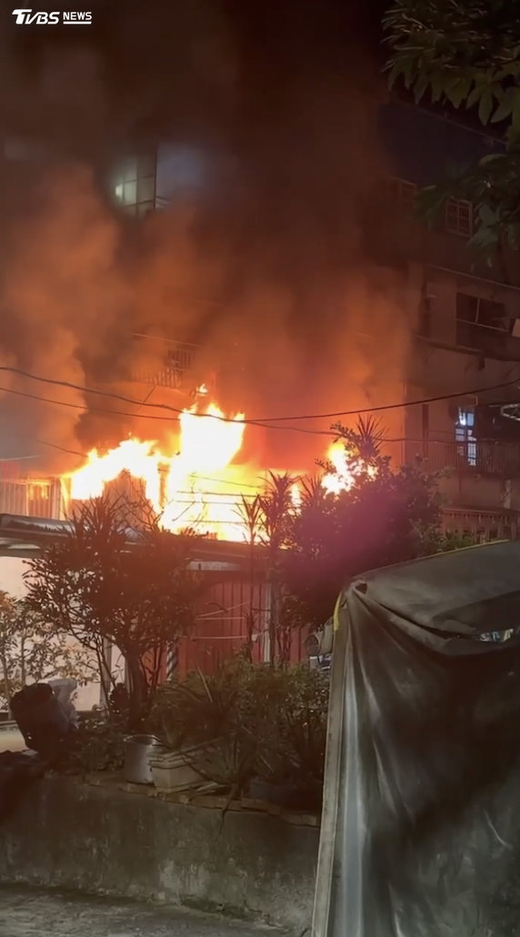 德安路民宅火警，火舌不斷竄出。（圖／劉欣逵攝）