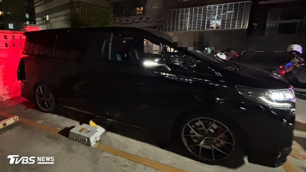 廖男駕駛Toyota黑色Alphard,不明原因倒車失控肇事。(圖/TVBS)