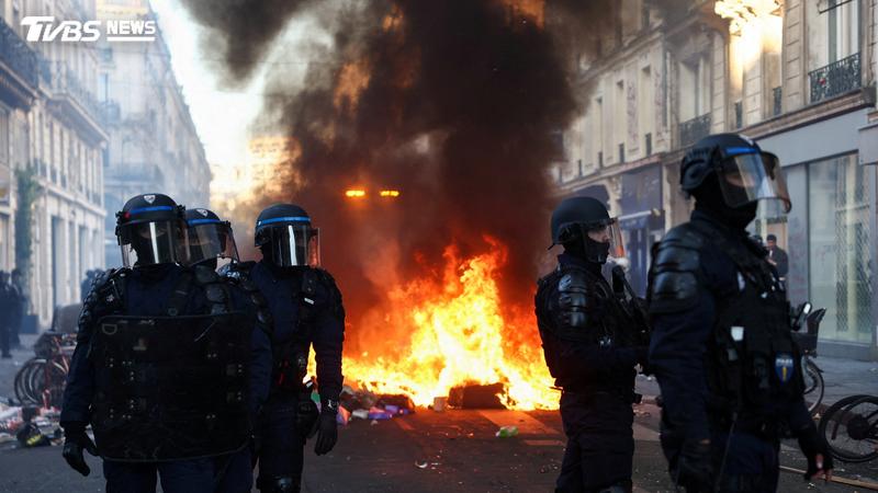 歐洲爆發抗議,街頭多處遭縱火毀壞。(圖/達志影像路透社)