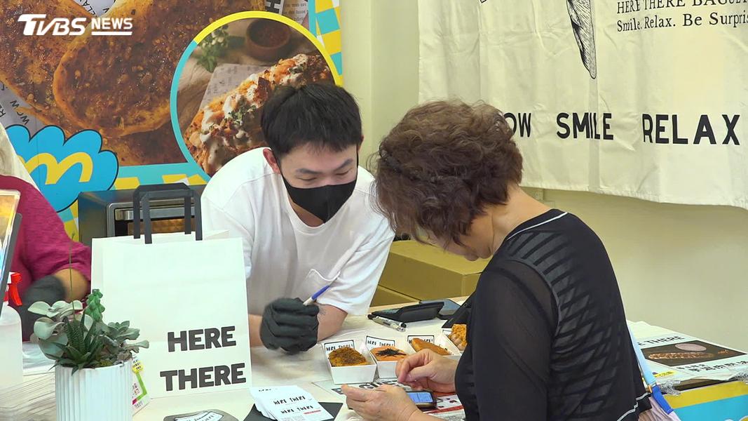 一個法棍怎麼變回頭客?從市集攤販看餐飲會員戰。(圖/TVBS)