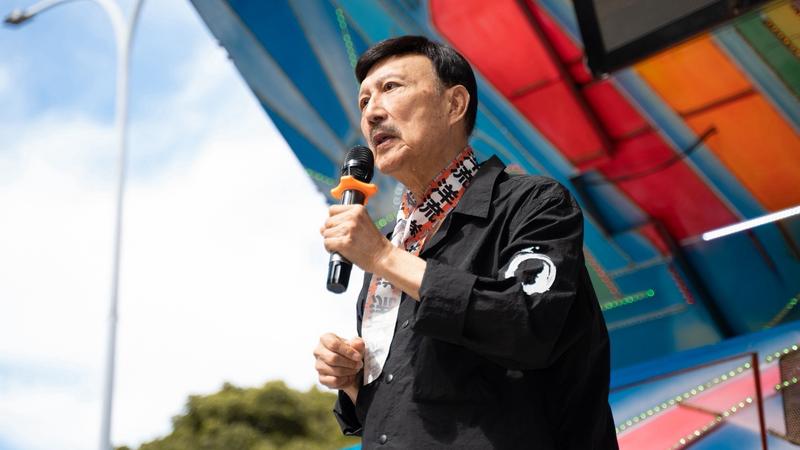 余天現身市議員林世宗競選總部成立大會,身形消瘦,但歌聲仍讓台下觀眾忘情。(圖/林世宗服務處提供)