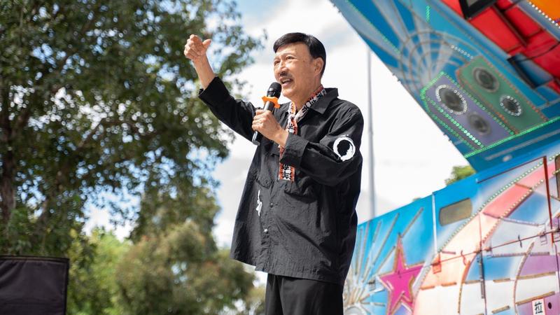 余天出席市議員林世宗競選總部成立大會,身形消瘦,但歌聲仍讓台下觀眾忘情。(圖/李亞萍提供)