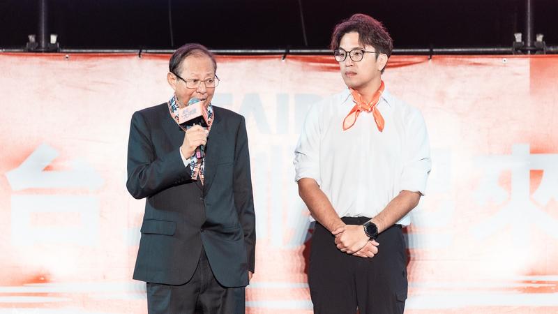 民進黨台北市長候選人沈伯洋(右)於18日晚間造勢,超微半導體公司(AMD)董事長蘇姿丰的父親蘇春槐(左)現身力挺。(圖/沈伯洋競辦提供)