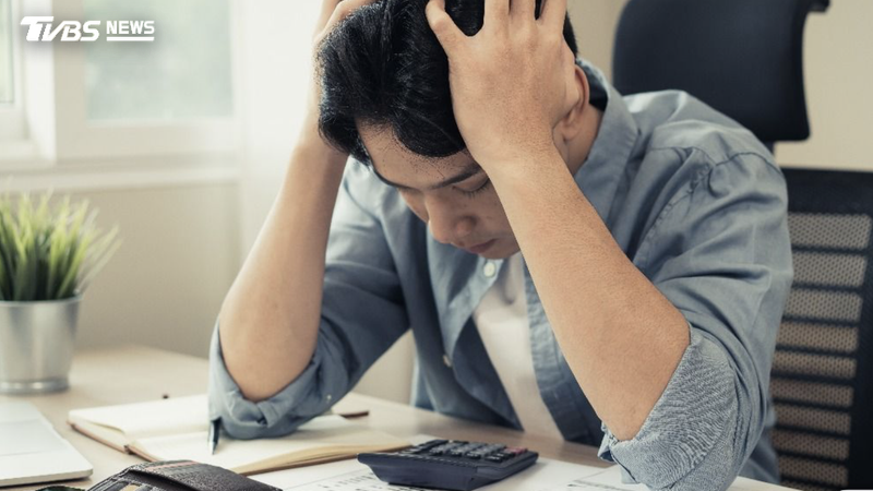 大學生分享母親要求孝親費引發網路熱議。(圖/Shutterstock達志影像)