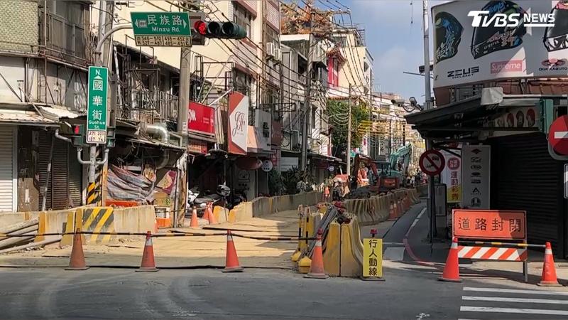 嘉義文化路商圈國華街正進行雨水下水道箱涵改善工程延宕4個月,店家生意「慘剩1成」業者撐不住,已掛出招租資訊。(圖/TVBS)