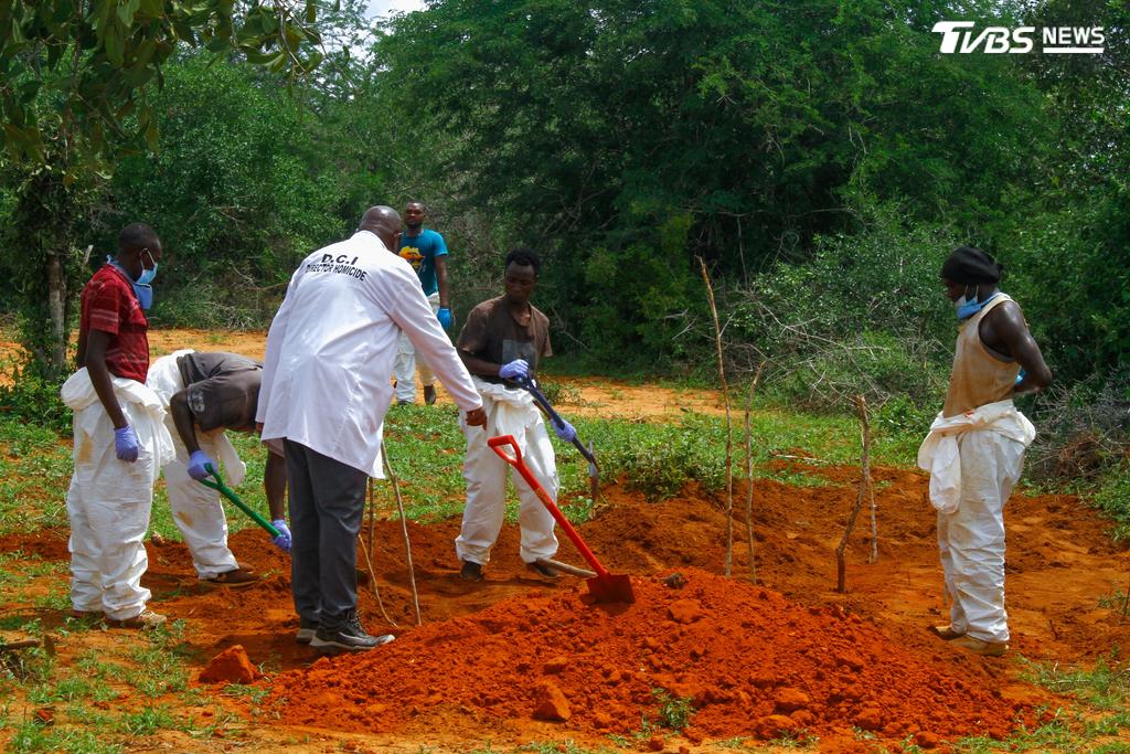 參與挖掘的工人描述,每座墳墓至少堆疊3具遺體,甚至曾挖出12具僅數週大的嬰兒遺體。(圖/達志影像路透社)
