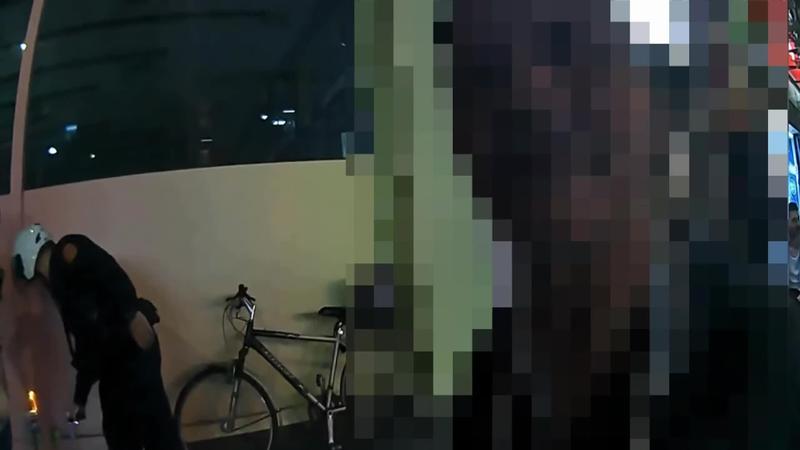 男子持雙刀遭送辦。(圖/TVBS)