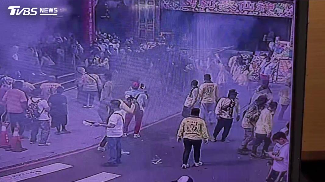 事發地點位於屏東慈鳳宮,當日舉行平安遶境活動,男子卻利用人潮擁擠及放炮產生的煙霧作為掩護,對女性成員襲胸。(圖/TVBS)