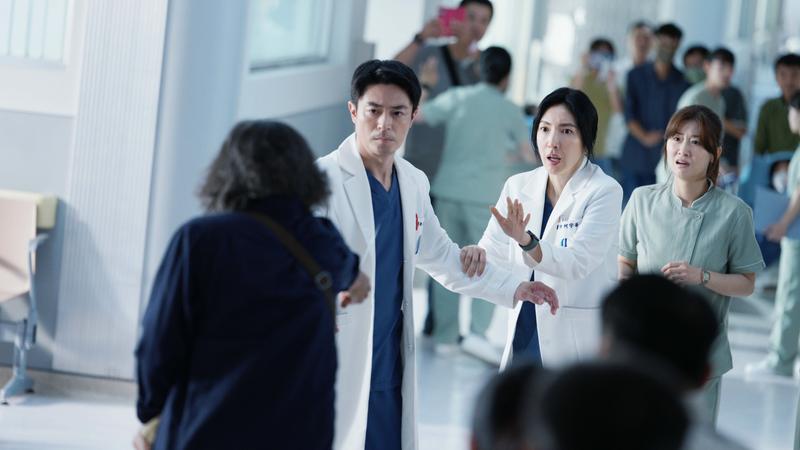 霍建華飾演急診資深醫師周承俊,每天在第一線面對急診室的病患。(圖/Netflix提供)