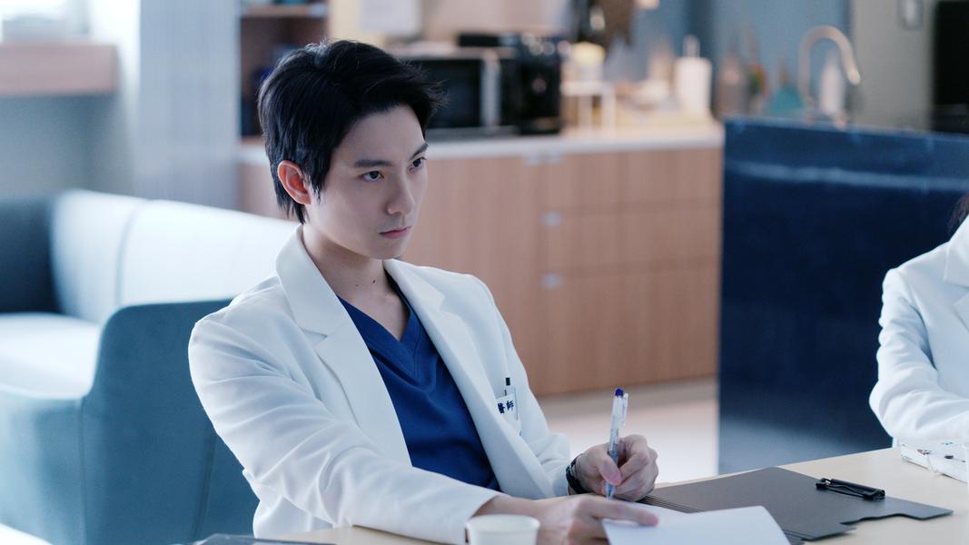 彭千祐飾演天才R1江東彥,在急診工作中慢慢找到使命感。(圖/Netflix提供)