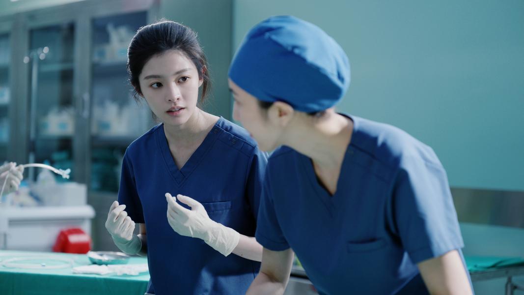詹子萱飾演急診R1唐希,其家庭因素對她的選擇影響深遠。(圖/Netflix提供)