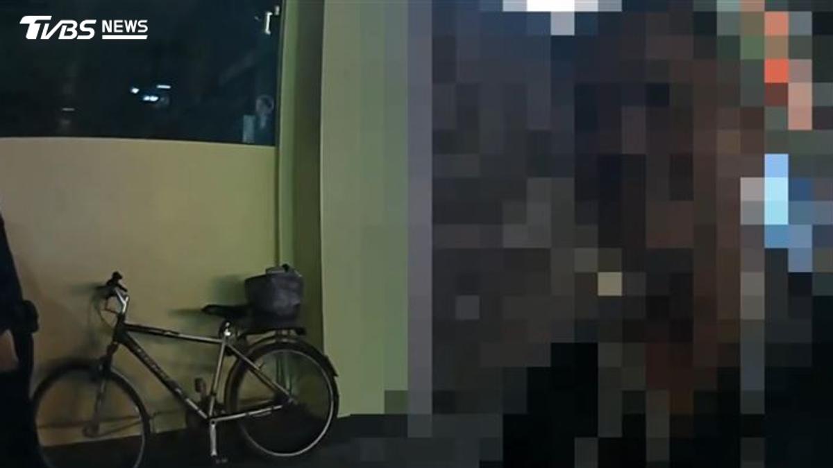 信義區「凶器狂飛」!阿伯把樹當標靶狂扔刀 民眾全嚇傻