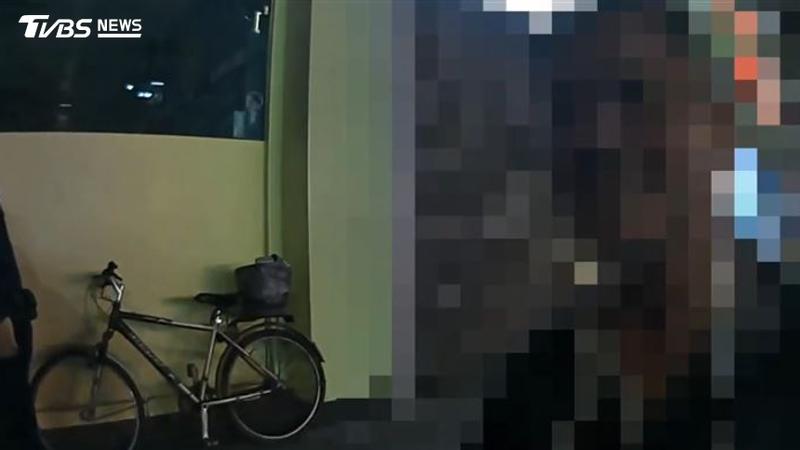 男子信義區亮刀遭報警。(圖/TVBS)