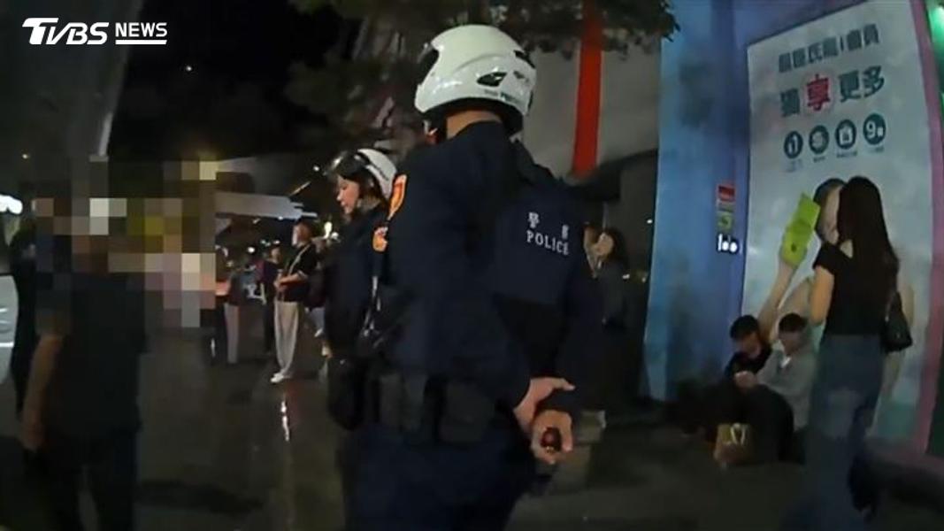 男子遭警方帶回。(圖/TVBS)